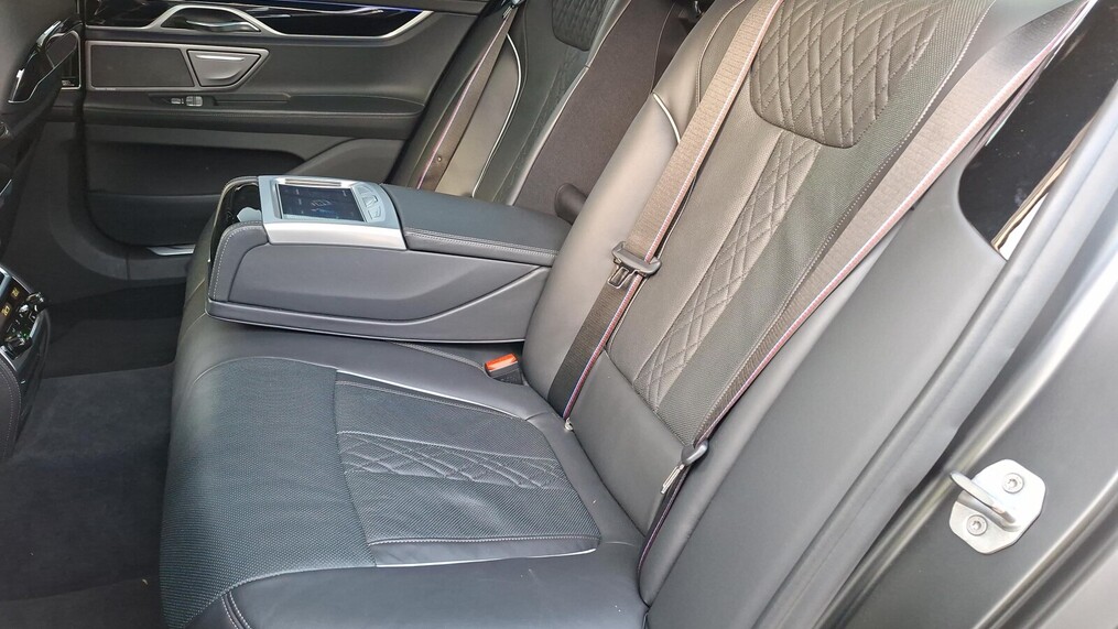 BMW Serii 7, 750