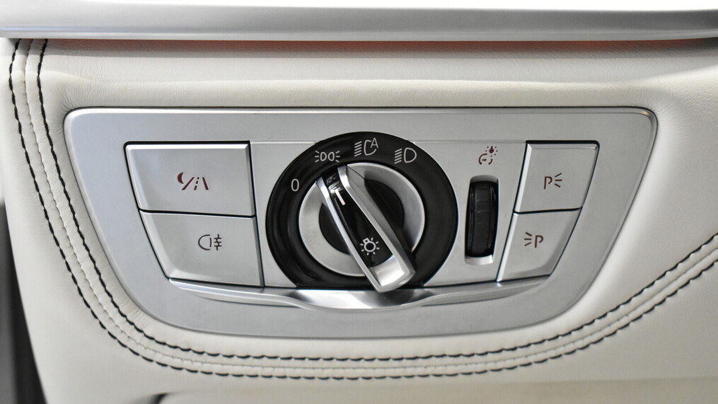 BMW Serii 7, 740