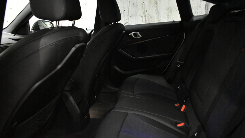 BMW Serii 2, 218