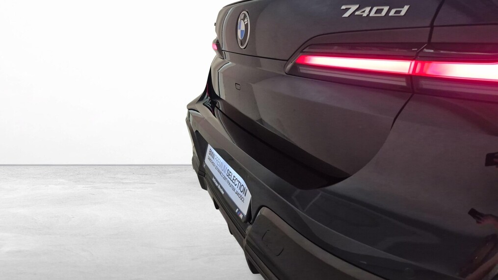 BMW Serii 7, 740