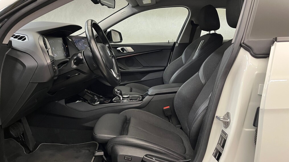 BMW Serii 2, 218
