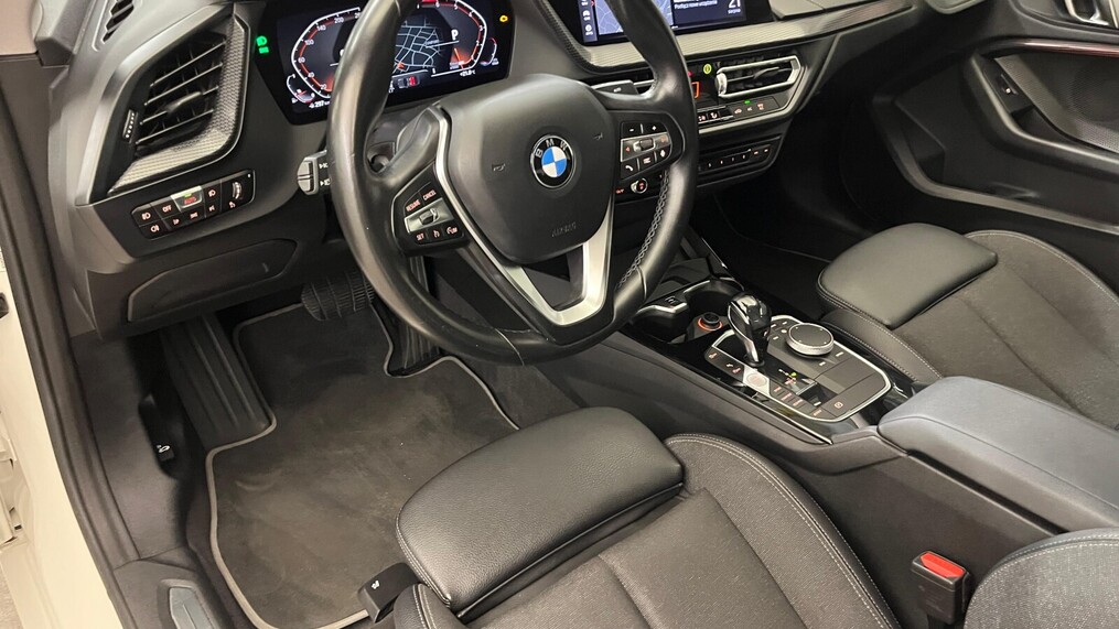 BMW Serii 2, 218