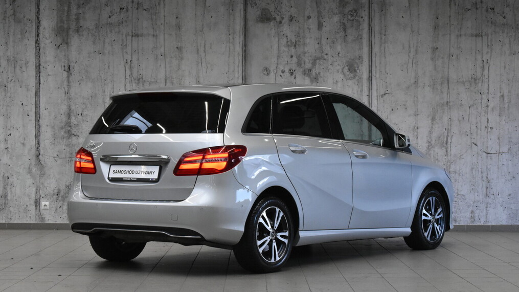 Mercedes-Benz B 180