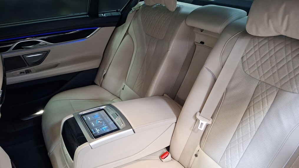 BMW Serii 7, 740