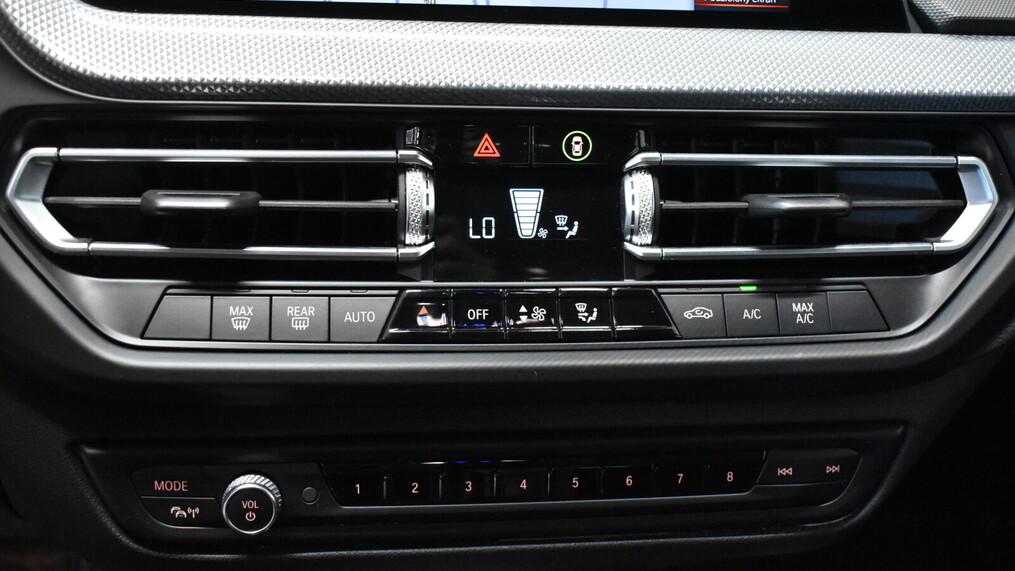 BMW Serii 2, 218