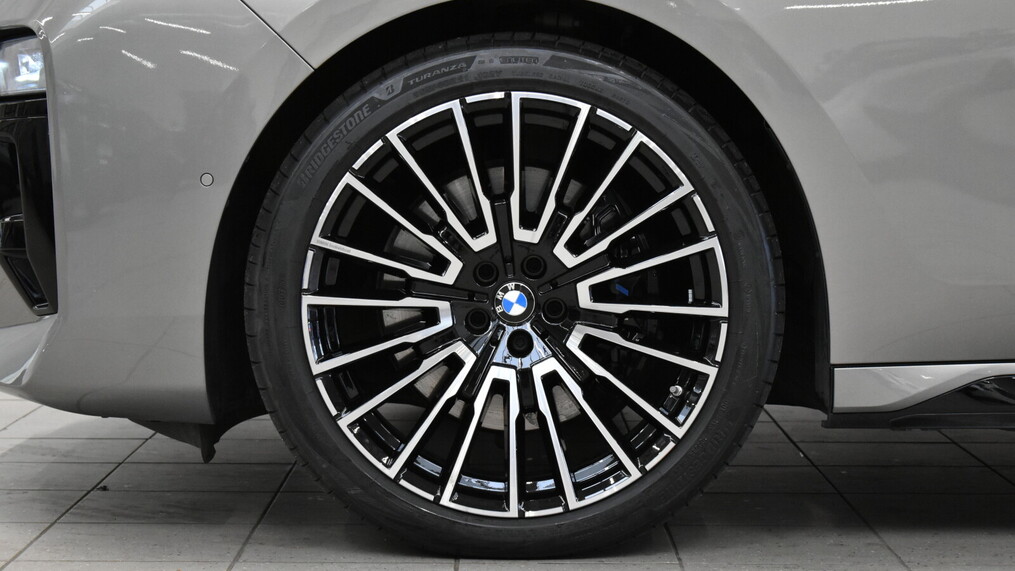BMW Serii 7, 740