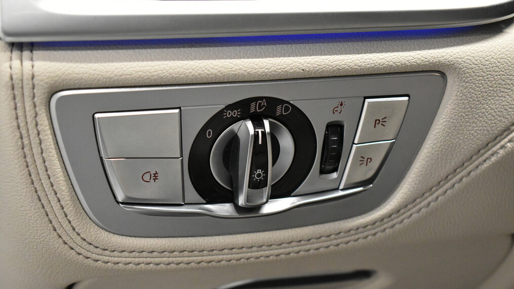 BMW Serii 7, 740