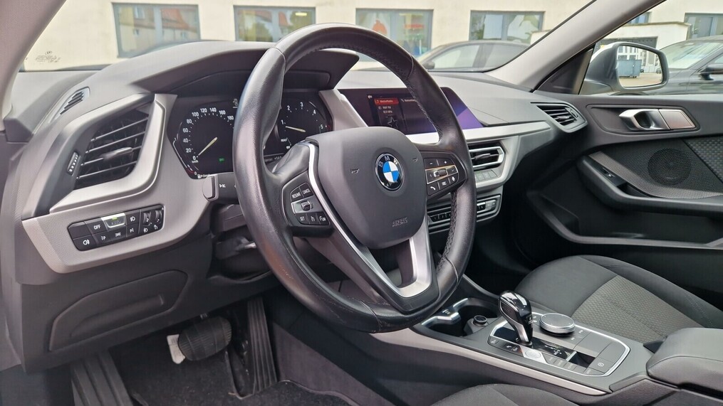 BMW Serii 2, 218