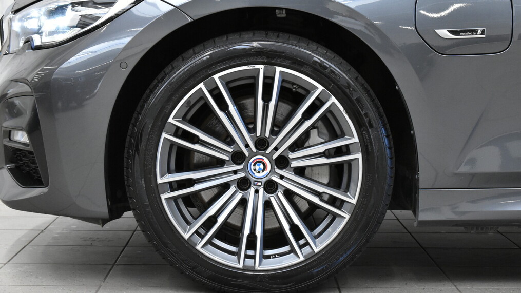 BMW Serii 3, 330