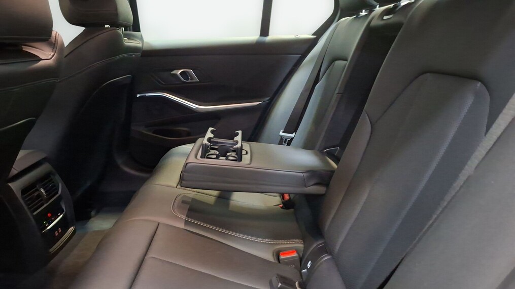 BMW Serii 3, 330
