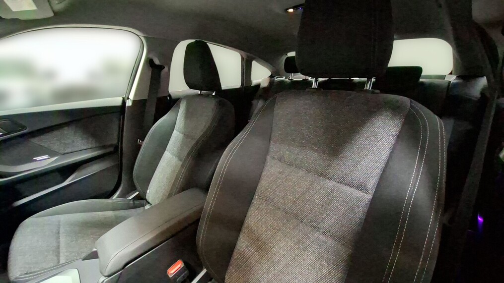 BMW Serii 2, 218
